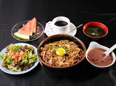 金山食堂承包公司有強(qiáng)大的后盾，在食品安全上確實(shí)可以放心。